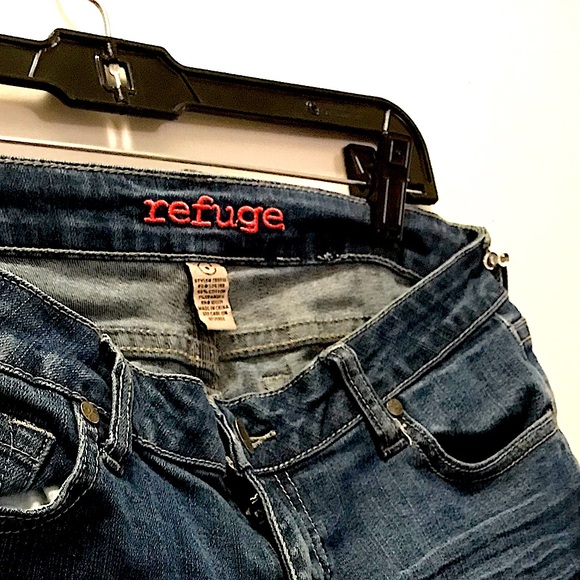 Show of them tan thighs in these short shorts!☀️🌼 - Picture 2 of 2